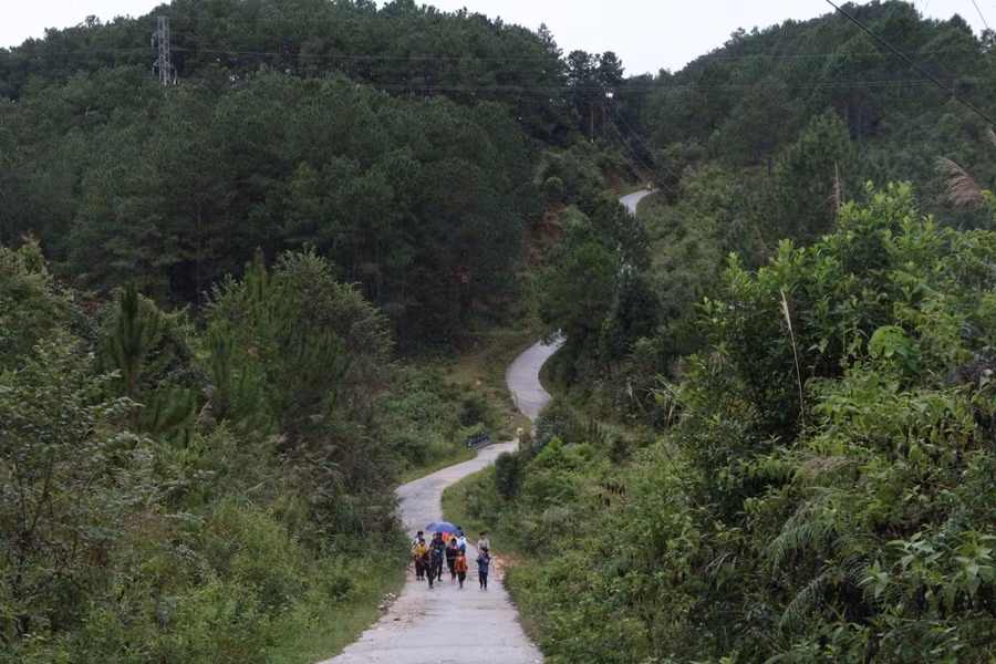 Con đường dốc cheo leo mà học sinh phải “chinh phục” mỗi ngày để đi tìm con chữ.