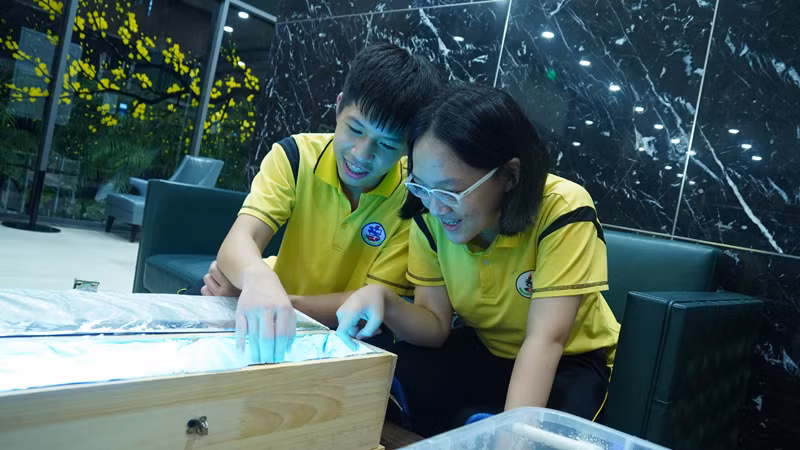 Hoàng Nhật Minh và Bùi Linh Ngân đã thực hiện ý tưởng ứng dụng vật liệu nano TiO2 pha tạp sắt để xử lý nước thải hộ gia đình.