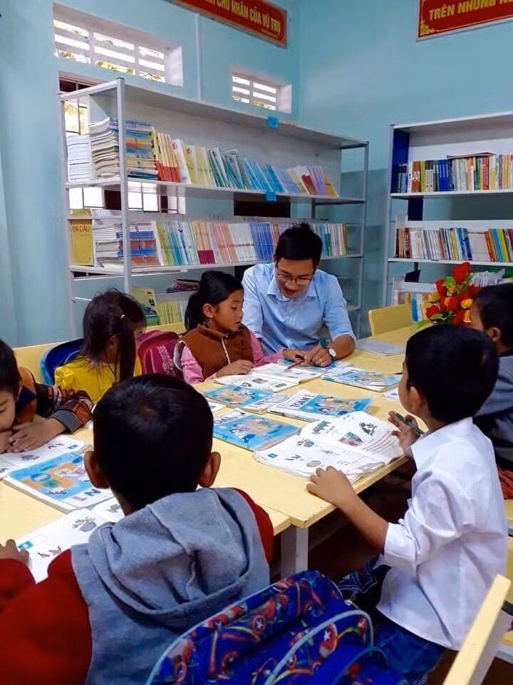 Thầy cùng trò đọc sách tại thư viện.