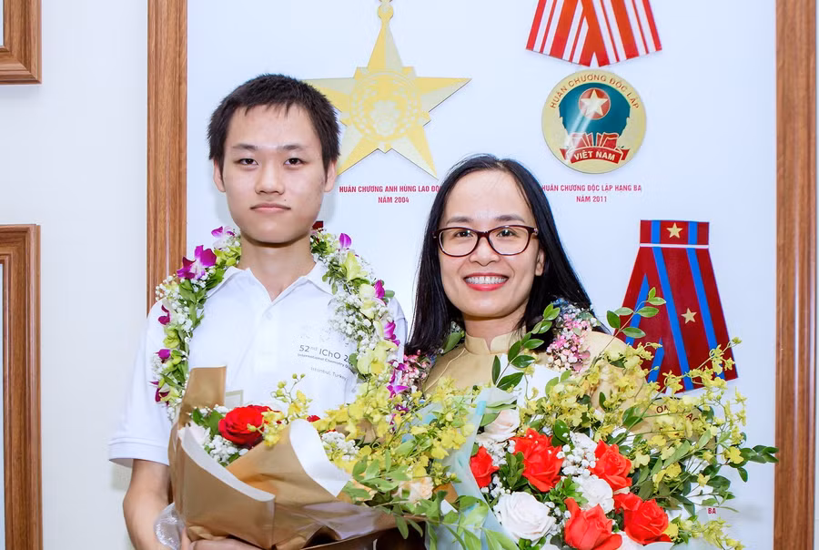 Cô Thúy và em Lý Hải Đăng. Ảnh: TG