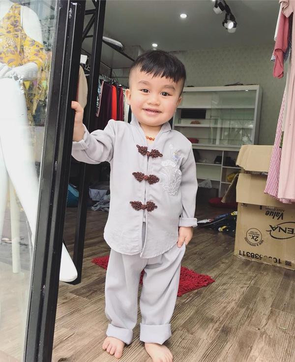 choi dua voi hop giay an, be trai nghe an 2 tuoi nguy kich vi tac nghen phoi - 1