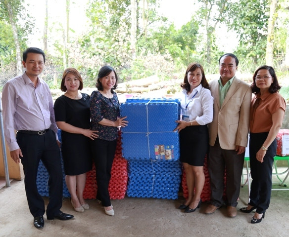 Lãnh đạo ngành GD&ĐT tỉnh Quảng Trị trao tặng thảm xốp lắp ghép cho trường Mầm non A Dơi Lãnh đạo ngành GD&ĐT tỉnh Quảng Trị trao tặng thảm xốp lắp ghép cho trường Mầm non A Dơi