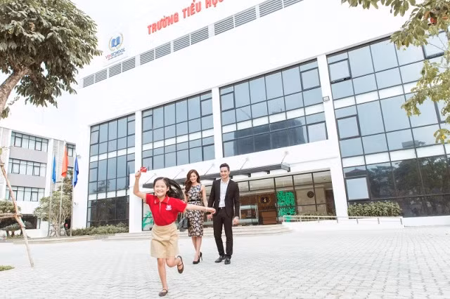 Vinschool tặng balo & mũ đồng phục cho chủ thẻ VinID khi đăng ký cho con em tham gia khóa học Hè – 2018. Vinschool tặng balo & mũ đồng phục cho chủ thẻ VinID khi đăng ký cho con em tham gia khóa học Hè – 2018.