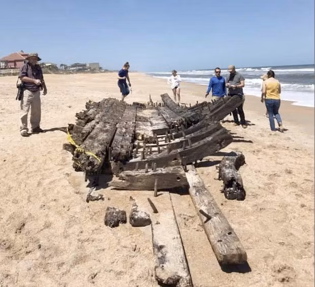 Tàu “ma” dạt vào bờ biển Mỹ sau 200 năm