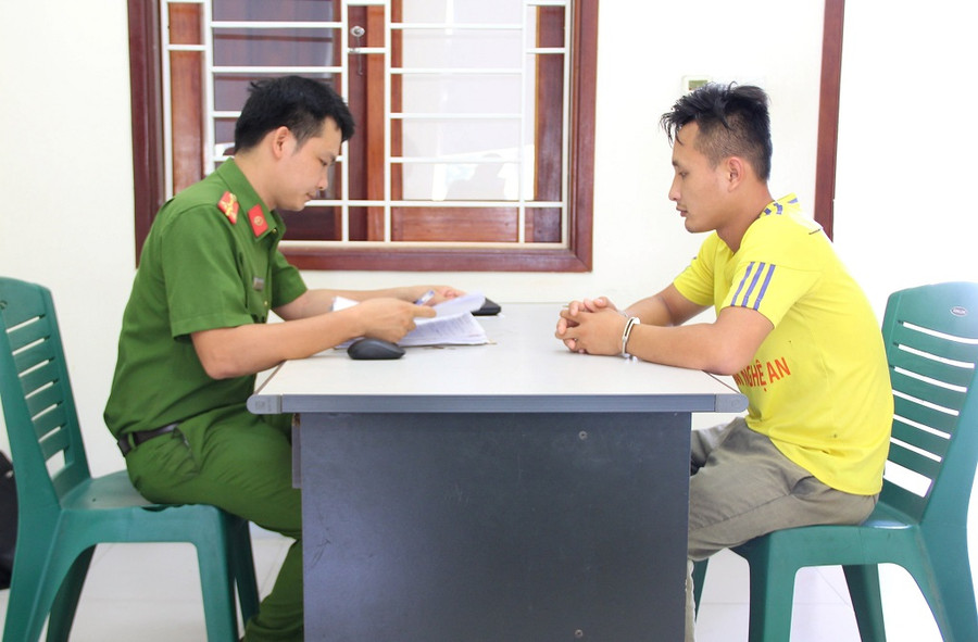 Công an TX Hoàng Mai làm việc với đối tượng Lô Văn Tuấn. Ảnh: CANA. Công an TX Hoàng Mai làm việc với đối tượng Lô Văn Tuấn. Ảnh: CANA.