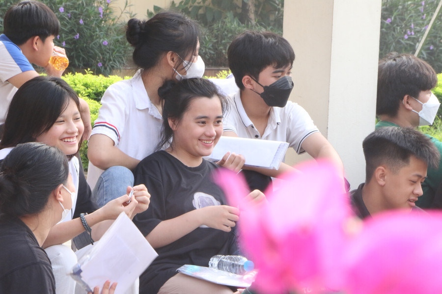 Các thí sinh chuẩn bị tâm thái tốt nhất trước khi vào phòng thi. Các thí sinh chuẩn bị tâm thái tốt nhất trước khi vào phòng thi.