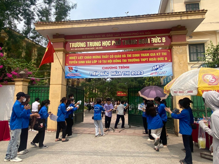 Tại điểm thi Trường THPT Hoài Đức B, lực lượng đoàn viên thanh niên sẵn sàng hỗ trợ nước cho thí sinh sau khi kết thúc buổi thi cuối. Tại điểm thi Trường THPT Hoài Đức B, lực lượng đoàn viên thanh niên sẵn sàng hỗ trợ nước cho thí sinh sau khi kết thúc buổi thi cuối.