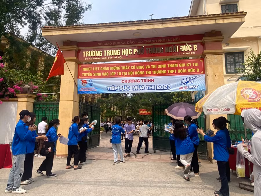 Tại điểm thi Trường THPT Hoài Đức B, lực lượng đoàn viên thanh niên sẵn sàng hỗ trợ nước cho thí sinh sau khi kết thúc buổi thi cuối.