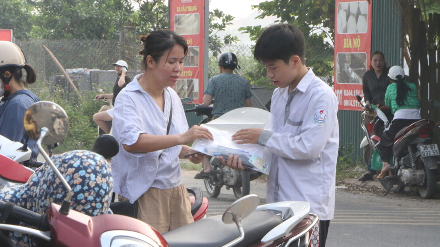 Mẹ dặn dò con chuẩn bị kỹ các vật dụng cần thiết trước khi vào phòng thi. Mẹ dặn dò con chuẩn bị kỹ các vật dụng cần thiết trước khi vào phòng thi.