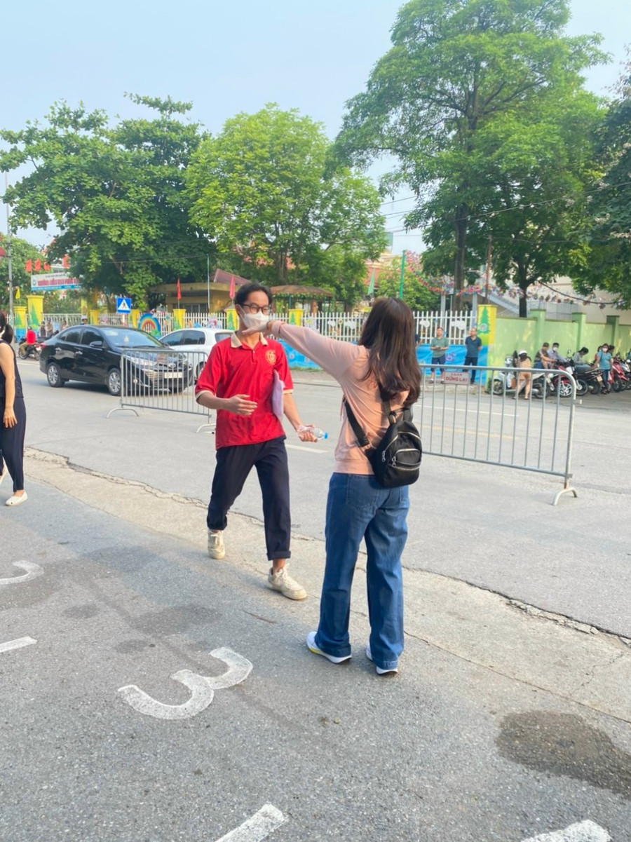 Cô trò cùng động viên nhau sau khi hoàn thành môn thi cuối cùng tại điểm thi Trường THCS Phúc Diễn tuyển sinh vào lớp 10 của Trường THPT Nguyễn Thị Minh Khai. Cô trò cùng động viên nhau sau khi hoàn thành môn thi cuối cùng tại điểm thi Trường THCS Phúc Diễn tuyển sinh vào lớp 10 của Trường THPT Nguyễn Thị Minh Khai.