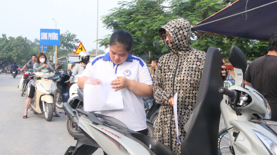 Phụ huynh động viên tinh thần con gái khi thi xong môn Toán sáng nay 11/6 tại Trường THPT Hoài Đức C. Phụ huynh động viên tinh thần con gái khi thi xong môn Toán sáng nay 11/6 tại Trường THPT Hoài Đức C.