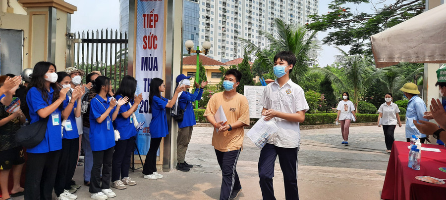 Các thí sinh ra về với sự thoải mái vì đã nỗ lực hết sức mình vào bài thi. Các thí sinh ra về với sự thoải mái vì đã nỗ lực hết sức mình vào bài thi.