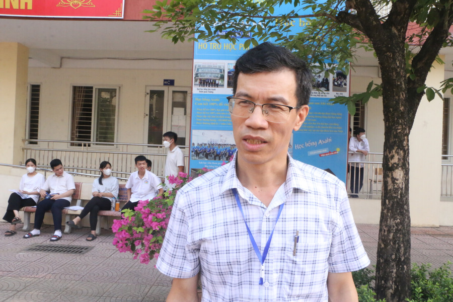 Thầy Nguyễn Tiến Thanh Tùng - Trưởng điểm thi Trường THPT Hoài Đức C. Thầy Nguyễn Tiến Thanh Tùng - Trưởng điểm thi Trường THPT Hoài Đức C.