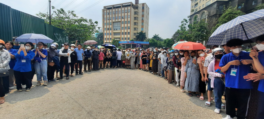 Người dân đứng chờ con bất chấp thời tiết nắng nóng. Người dân đứng chờ con bất chấp thời tiết nắng nóng.