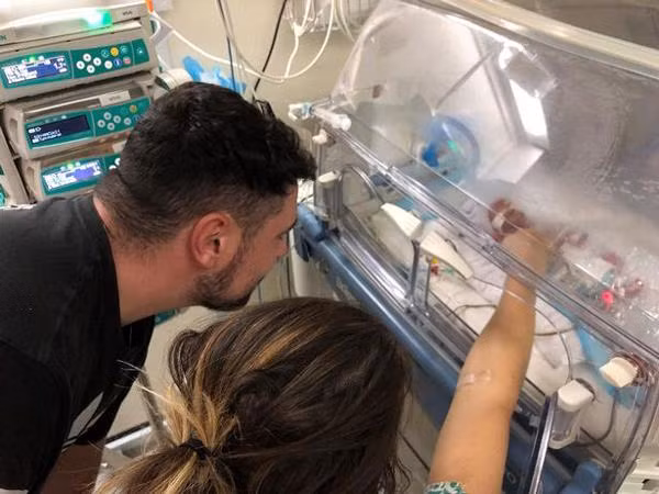 bat ngo sinh con khi di du lich, cap doi "meo mat" vi vien phi tien ti - 3