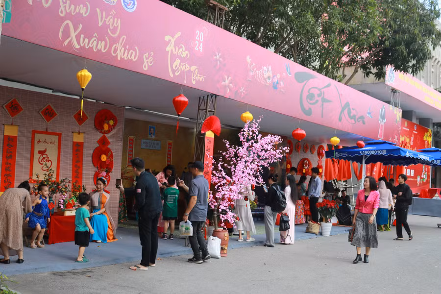 Các gian hàng Hội chợ Xuân tại sân Trường Đại học Vinh.