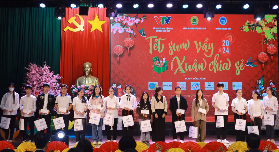 Hàng nghìn suất quà được trao cho GV, HSSV các tỉnh Thanh Hoá, Nghệ An, Hà Tĩnh, Quảng Bình.