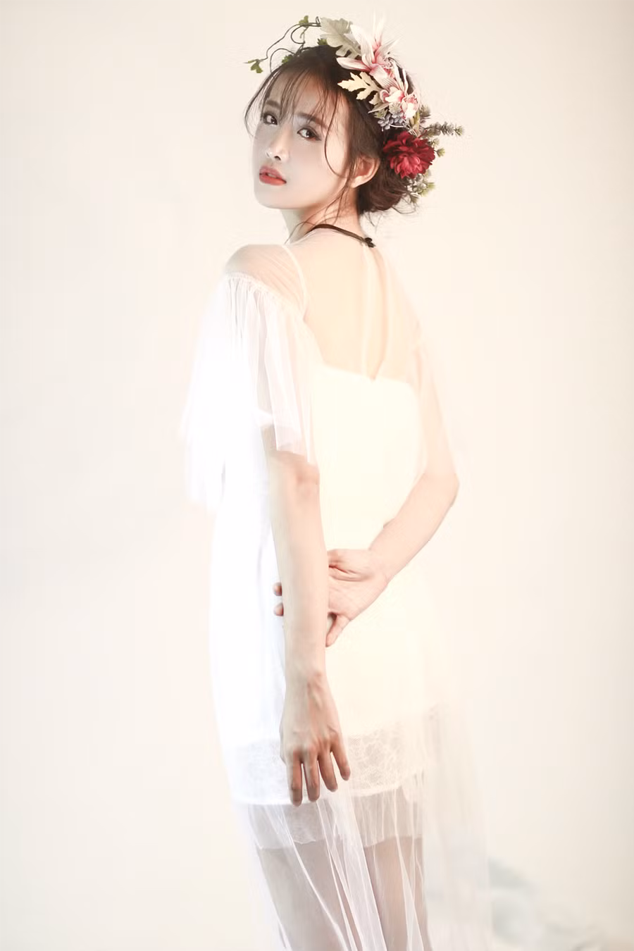 Siêu mẫu 9X hóa nàng công chúa ngọt ngào ảnh 13