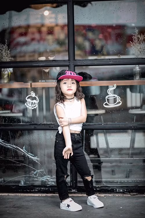 Khác với những concept Quỳnh Chi được gia đình dẫn đi chụp trước đây, lần này bé thay đổi với hình ảnh hoàn toàn mới. Một cô bé nhỏ nhắn, xinh đẹp song cũng đầy vẻ cá tính, mạnh mẽ.