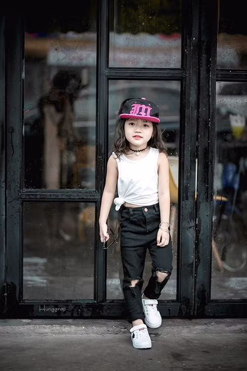 Trước đó, cô bé này từng khiến cộng đồng mạng “chao đảo” với bộ ảnh như “thiên thần nhí” của mình.