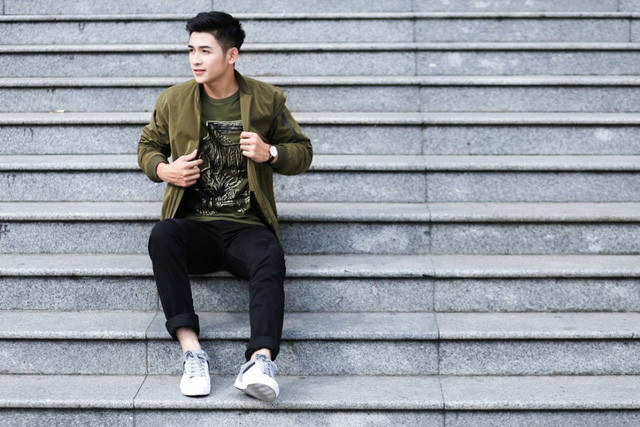 Bất ngờ với hình ảnh mới của “hot boy” phát thanh viên từng gây bão mạng ảnh 7 Nguyễn Hải Dương vừa kết thúc những cảnh quay cuối cùng của bộ phim điện ảnh đầu tay “Sứ mệnh trái tim” cùng dàn diễn viên Angela Phương Trinh, Võ Cảnh. Phim dự kiến sẽ ra rạp vào tháng 11 tới.