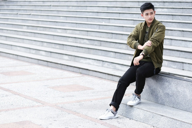 Bất ngờ với hình ảnh mới của “hot boy” phát thanh viên từng gây bão mạng ảnh 6 Tinh thần Rock & Roll còn được lan toả qua các thiết kế áo thun đơn giản nhưng cực cá tính, phối cùng quần denim đa dụng tạo vẻ ngoài nam tính và hợp thời trang khiến cho Nguyễn Hải Dương thêm trẻ trung, năng động.