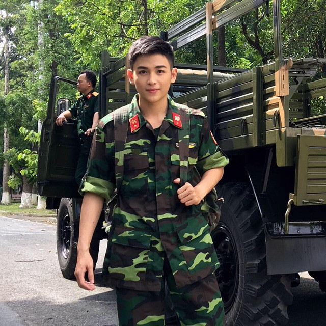 Bất ngờ với hình ảnh mới của “hot boy” phát thanh viên từng gây bão mạng ảnh 1 Gây bão cộng đồng mạng với hình ảnh chàng quân nhân khá bảnh trai, Nguyễn Hải Dương bỗng chốc được chú ý và hâm mộ. Thậm chí trang cá nhân của anh còn tăng lượt follow đột biến và mức độ chia sẻ cao.