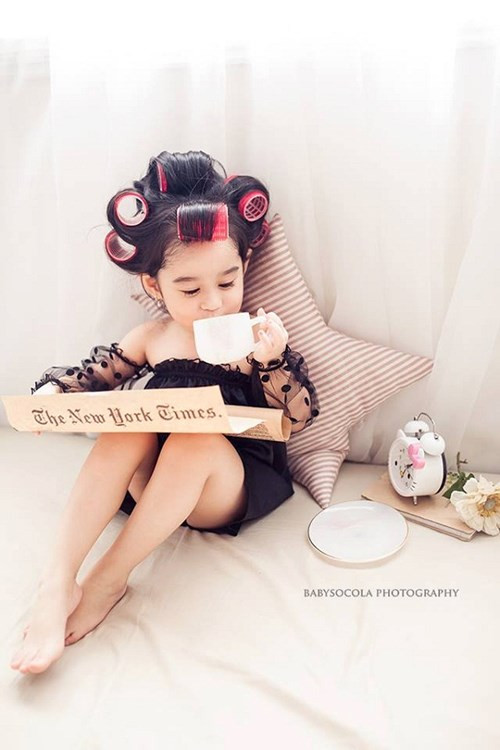 Mai Anh chia sẻ, khi bé Kem được gia đình dẫn tới chụp, vẻ tiểu thư sang trọng với đôi mắt tròn long lanh chính là lí do để cô lên ý tưởng chụp ảnh theo phong cách của ngôi sao huyền thoại người Bỉ.