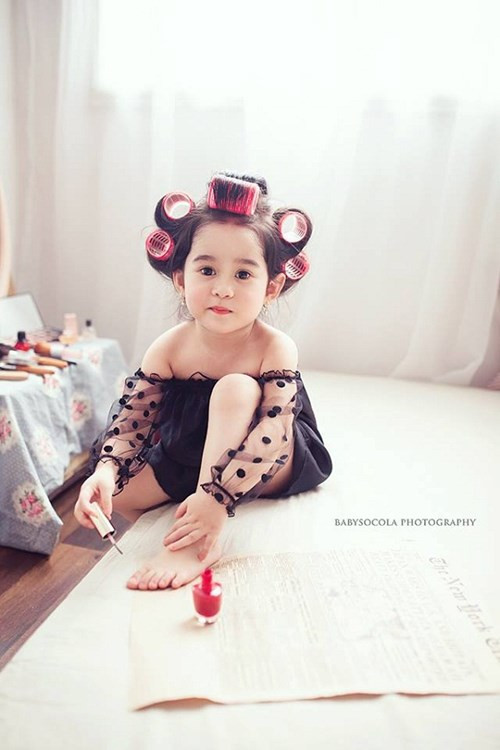 “Kem có làn làn da trắng như trứng gà bóc, khuôn môi chum chím, đôi mắt to tròn đen láy cùng hàng lông mi “dài không chịu được… cứ như một thiên thần” là những gì Mai Anh phải thốt lên khi lần đầu nhìn thấy bé Kem.