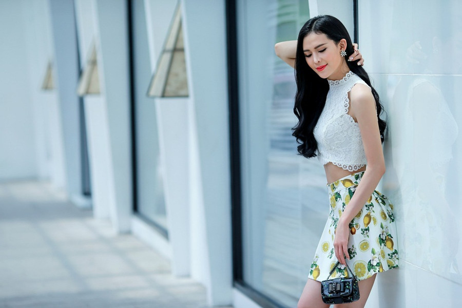Áo crop top ren màu trắng đầy mơ màng kết hợp cùng chân váy.