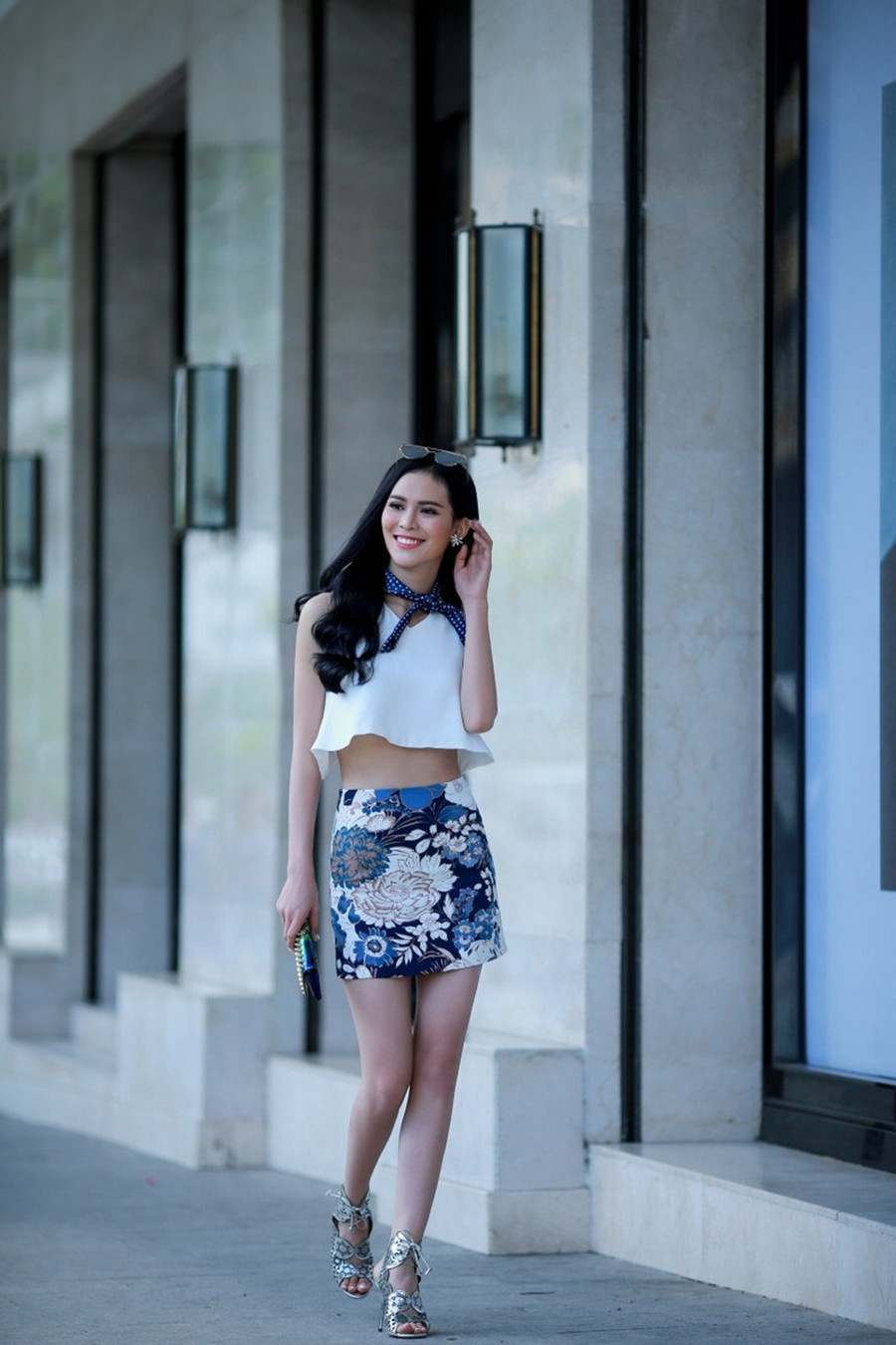 Áo hở eo mix cùng chân váy bút chì giúp cho cho chân dài khoe được vòng eo thon gọn cùng đôi chân dài khi sải bước dạo phố.