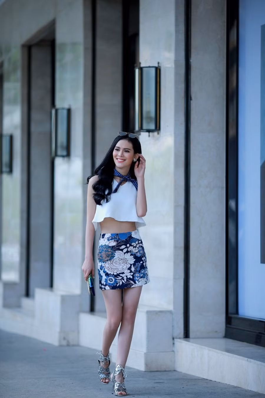 Áo hở eo mix cùng chân váy bút chì giúp cho cho chân dài khoe được vòng eo thon gọn cùng đôi chân dài khi sải bước dạo phố.