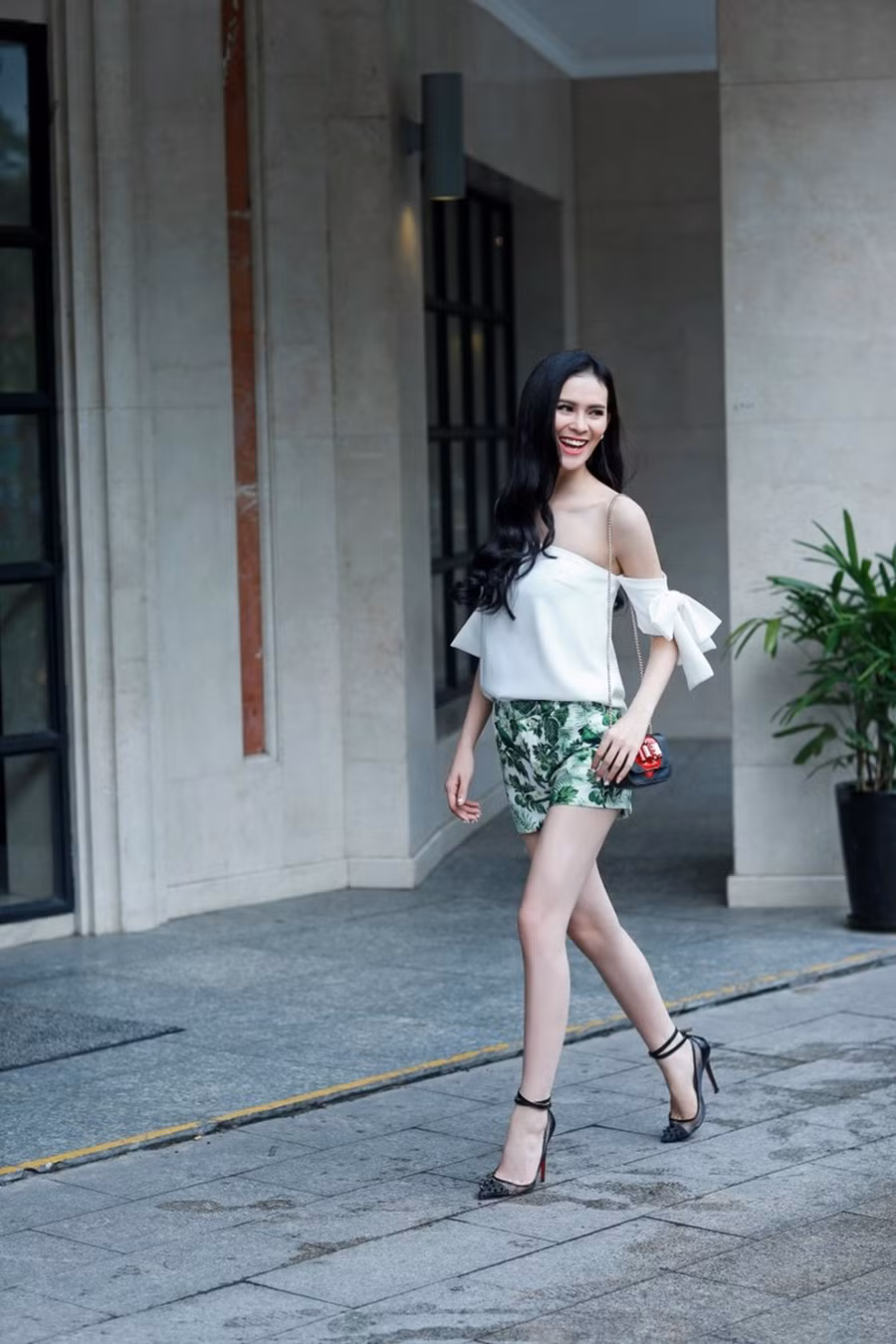 Áo trễ vai vẫn đang là hot trend của mùa này.