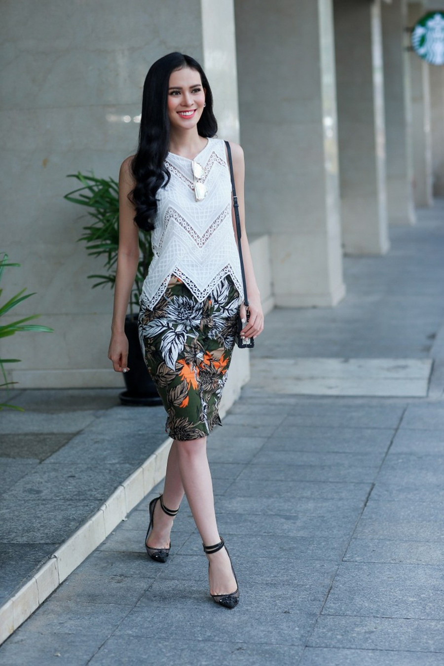 Set đồ với các tông màu như cam, xanh quân đội hay xanh lá, xanh nay để tăng thêm phần tươi trẻ cho streest style của mình khi xuống phố.