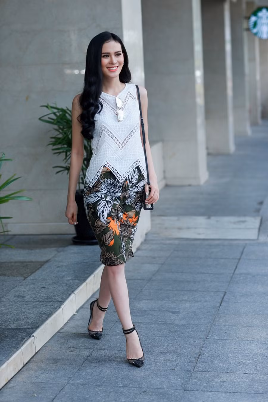 Set đồ với các tông màu như cam, xanh quân đội hay xanh lá, xanh nay để tăng thêm phần tươi trẻ cho streest style của mình khi xuống phố.