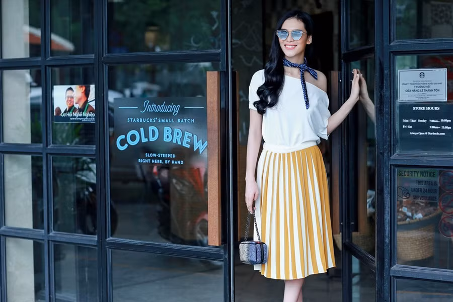 Phụ kiện kính, khăn lụa xanh navy đi cùng tông với túi xách mang đến cho bộ trang phục sự thanh lịch và nữ tính.