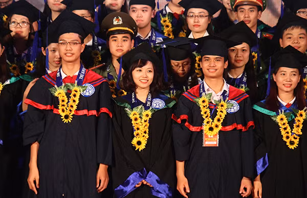 Lễ tuyên dương 98 thủ khoa xuất sắc tốt nghiệp các trường đại học, học viện trên địa bàn TP. Hà Nội năm 2015.