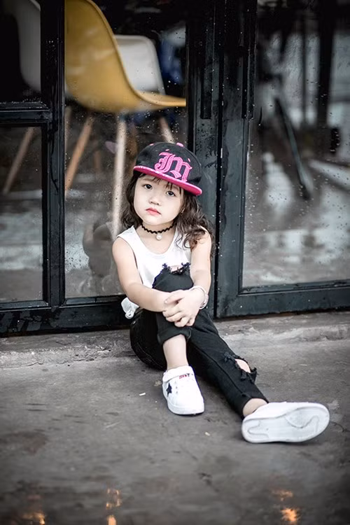 9 tháng, Quỳnh Chi đã bé biết nói. Từ đầu tiên bé bập bẹ là “tô tô” (có nghĩa là ô-tô).