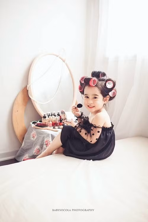 Cô bé thành Vinh khiến cư dân mạng “chao đảo” vì vẻ đẹp lộng lẫy đúng chất “sang chảnh”. Cô bé thành Vinh khiến cư dân mạng “chao đảo” vì vẻ đẹp lộng lẫy đúng chất “sang chảnh”.