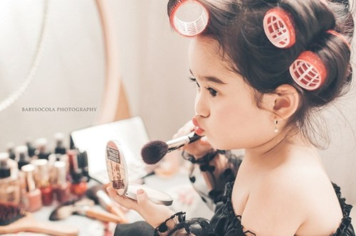 Hình ảnh của bé Kem khiến nhiều người liên tưởng đến bộ ảnh củamẫu nhí 3 tuổi nước Nga do nhiếp ảnh gia Mochalov Nataliathực hiện từng gây xôn xao cộng đồng mạng cách đây nửa năm.