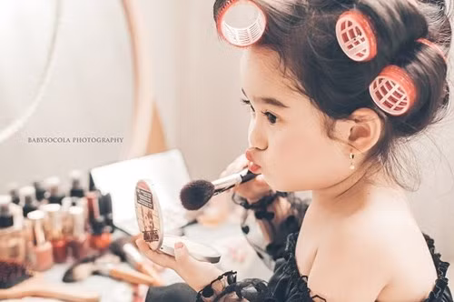 Hình ảnh của bé Kem khiến nhiều người liên tưởng đến bộ ảnh củamẫu nhí 3 tuổi nước Nga do nhiếp ảnh gia Mochalov Nataliathực hiện từng gây xôn xao cộng đồng mạng cách đây nửa năm. Hình ảnh của bé Kem khiến nhiều người liên tưởng đến bộ ảnh củamẫu nhí 3 tuổi nước Nga do nhiếp ảnh gia Mochalov Nataliathực hiện từng gây xôn xao cộng đồng mạng cách đây nửa năm.