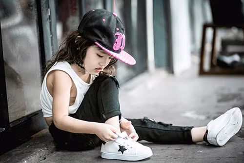 Chị Phương Anh kể thêm, mẹ làm nghề soạn cỗ, biết mẹ thức khuya dậy sớm làm việc.. bé rất ngoan và biết nghe lời. Không những thế, Quỳnh Chi thường xuyên nhắc nhở mẹ phải nghỉ ngơi sớm, đúng giờ giấc để có sức khỏe đi làm.