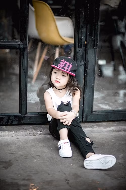 Lớn lên Quỳnh Chi thích làm cảnh sát. Cũng có lúc, bé ước mơ trở thành bác sĩ để chữa bệnh cho bà ngoại.