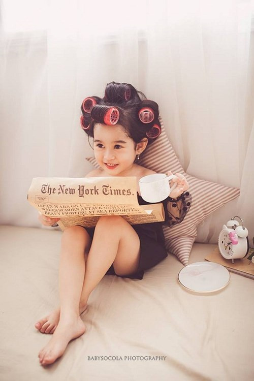 Mới đây, bé Kem 4 tuổi ( TP. Vinh - Nghệ An) khiến cư dân mạng "phát sốt" khi thực hiện bộ ảnh sang chảnh theo phong cách Audrey Hepburn "phiên bản nhí”.