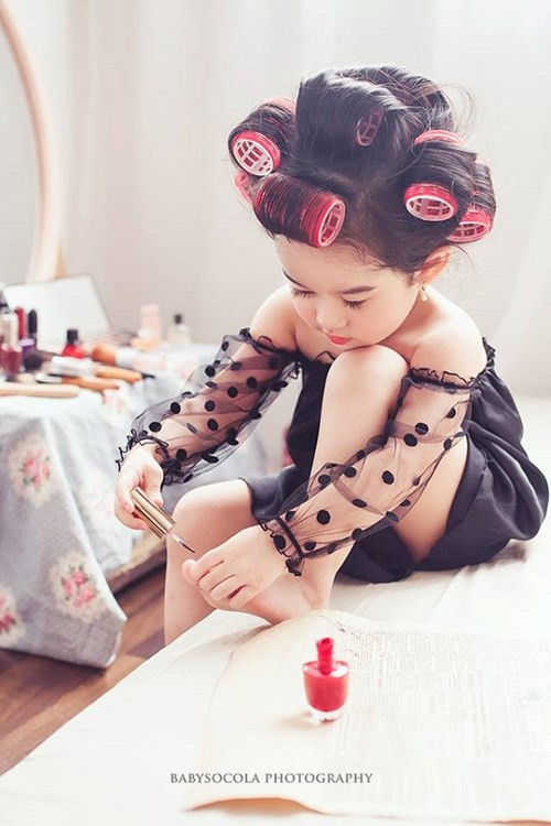 Kem vốn xinh và điệu sẵn nên khi thực hiện bộ ảnh, mọi động tác như đánh cọ má hay tô son môi, sơn móng chân... nhiếp ảnh chỉ cần nói là bé đều có thể chủ động làm được hết.