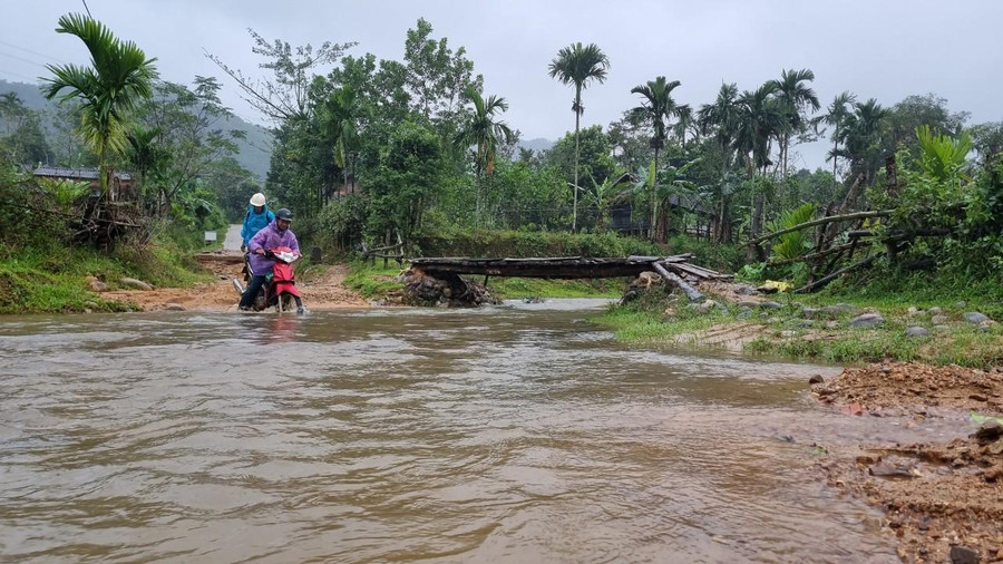 Một điểm suối khác cắt ngang đường vào tổ 4, thôn Krầy, khi mưa lớn thì hơn 100 hộ dân sẽ bị cô lập hoàn toàn.