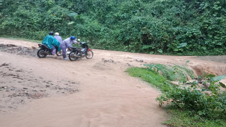 Mưa lớn khiến đường đến trường của học sinh Quảng Ngãi bị chia cắt ảnh 3