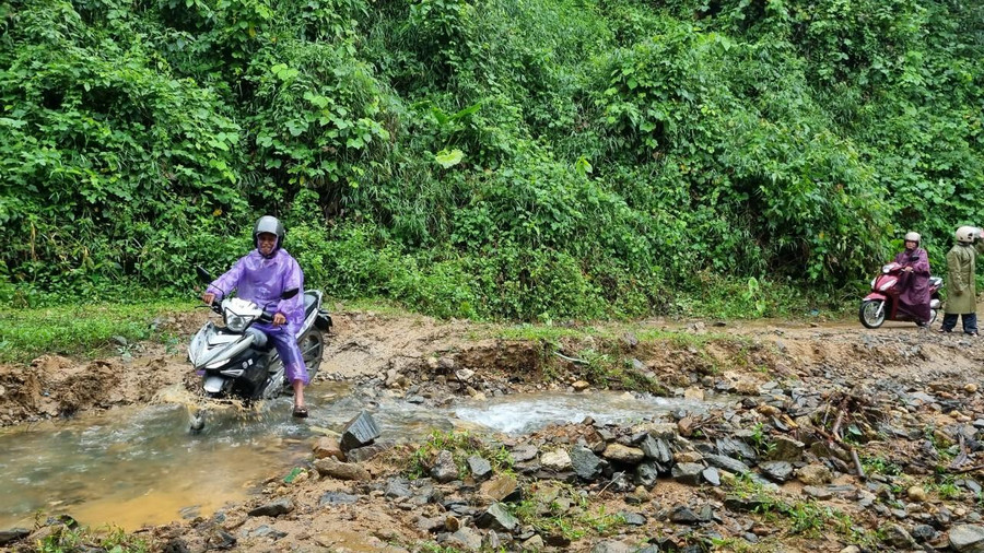 Mưa lớn khiến đường đến trường của học sinh Quảng Ngãi bị chia cắt ảnh 2