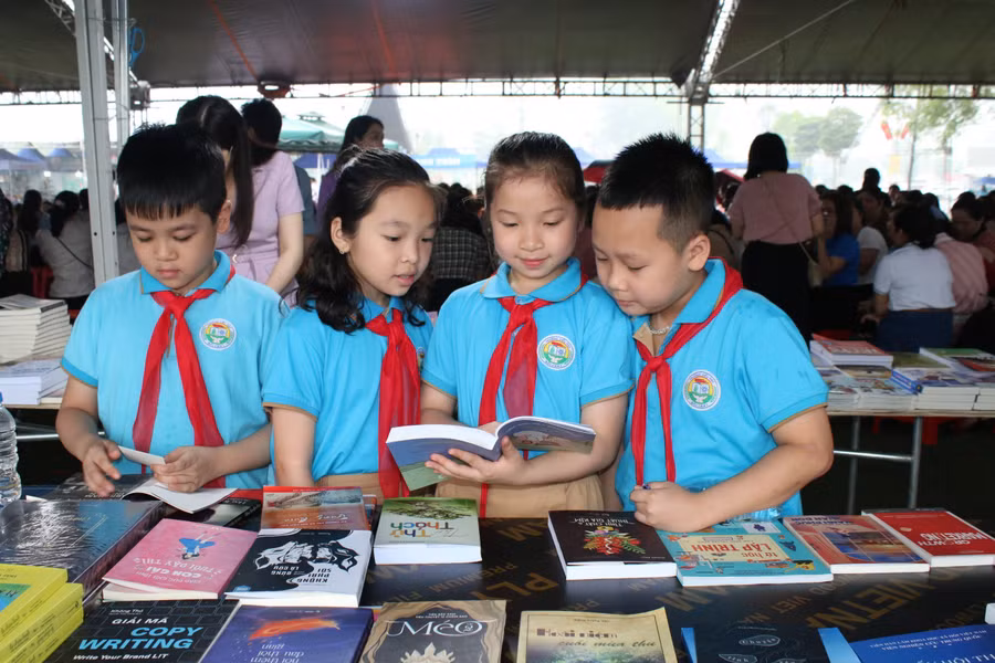 Các em học sinh trường Tiểu học Đội Cấn 1 (TP Thái Nguyên) hào hứng tham gia Ngày hội sách. Các em học sinh trường Tiểu học Đội Cấn 1 (TP Thái Nguyên) hào hứng tham gia Ngày hội sách.