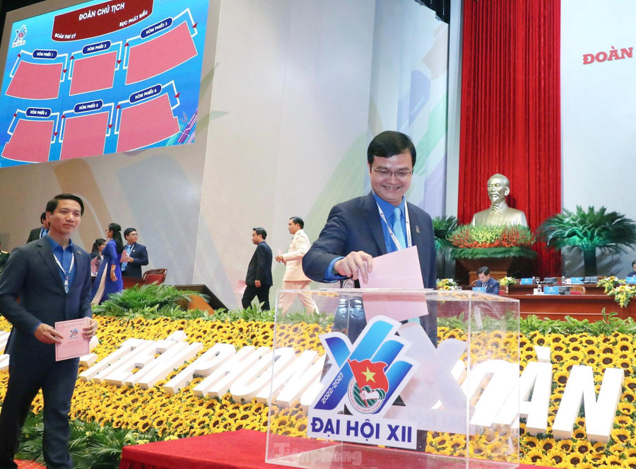 Các Đại biểu bỏ phiếu bầu Ban Chấp hành Trung ương Đoàn khóa XII. Các Đại biểu bỏ phiếu bầu Ban Chấp hành Trung ương Đoàn khóa XII.